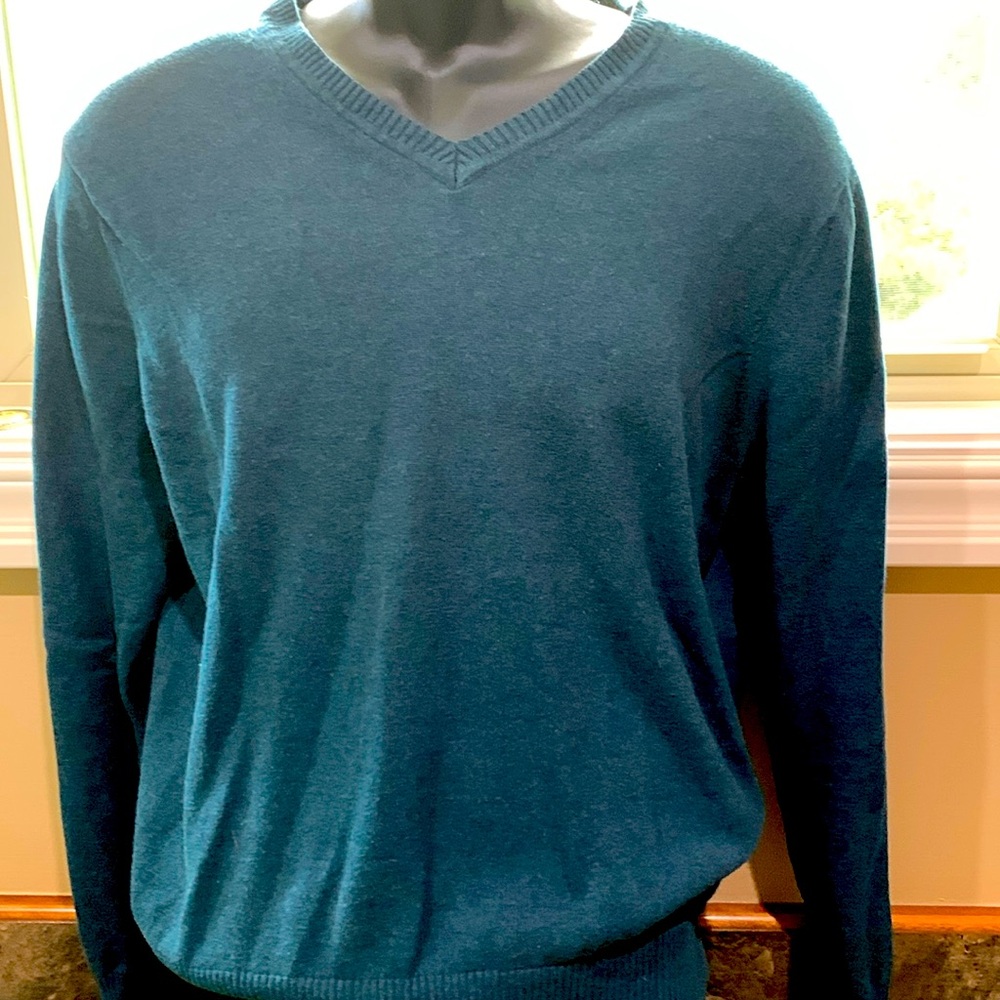 Men’s v neck. Size M.